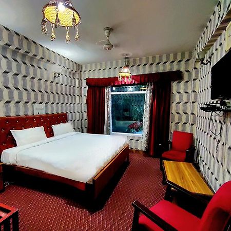 Hotel International Srinagar Екстериор снимка