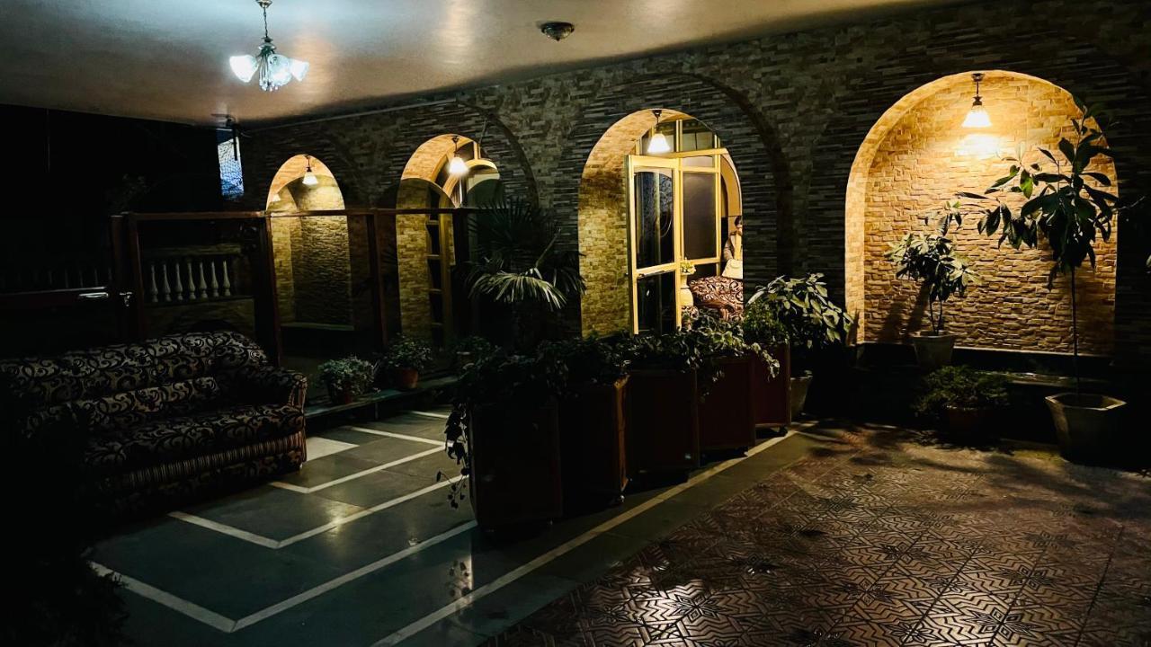 Hotel International Srinagar Екстериор снимка