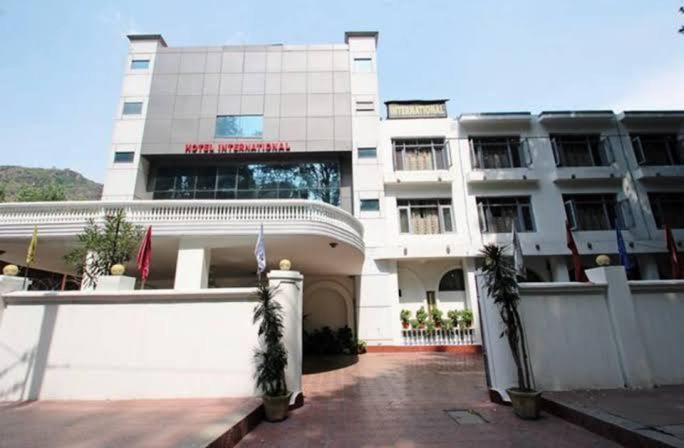Hotel International Srinagar Екстериор снимка