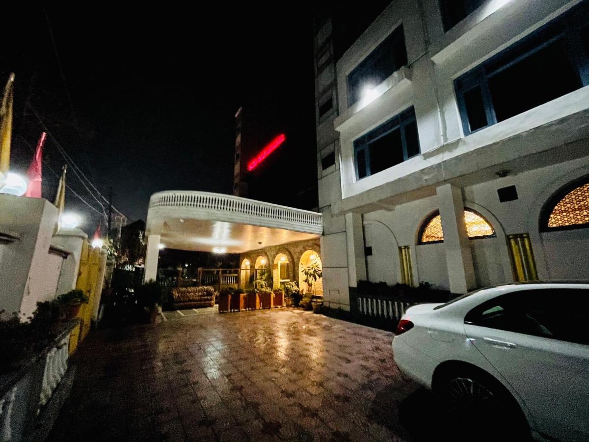 Hotel International Srinagar Екстериор снимка