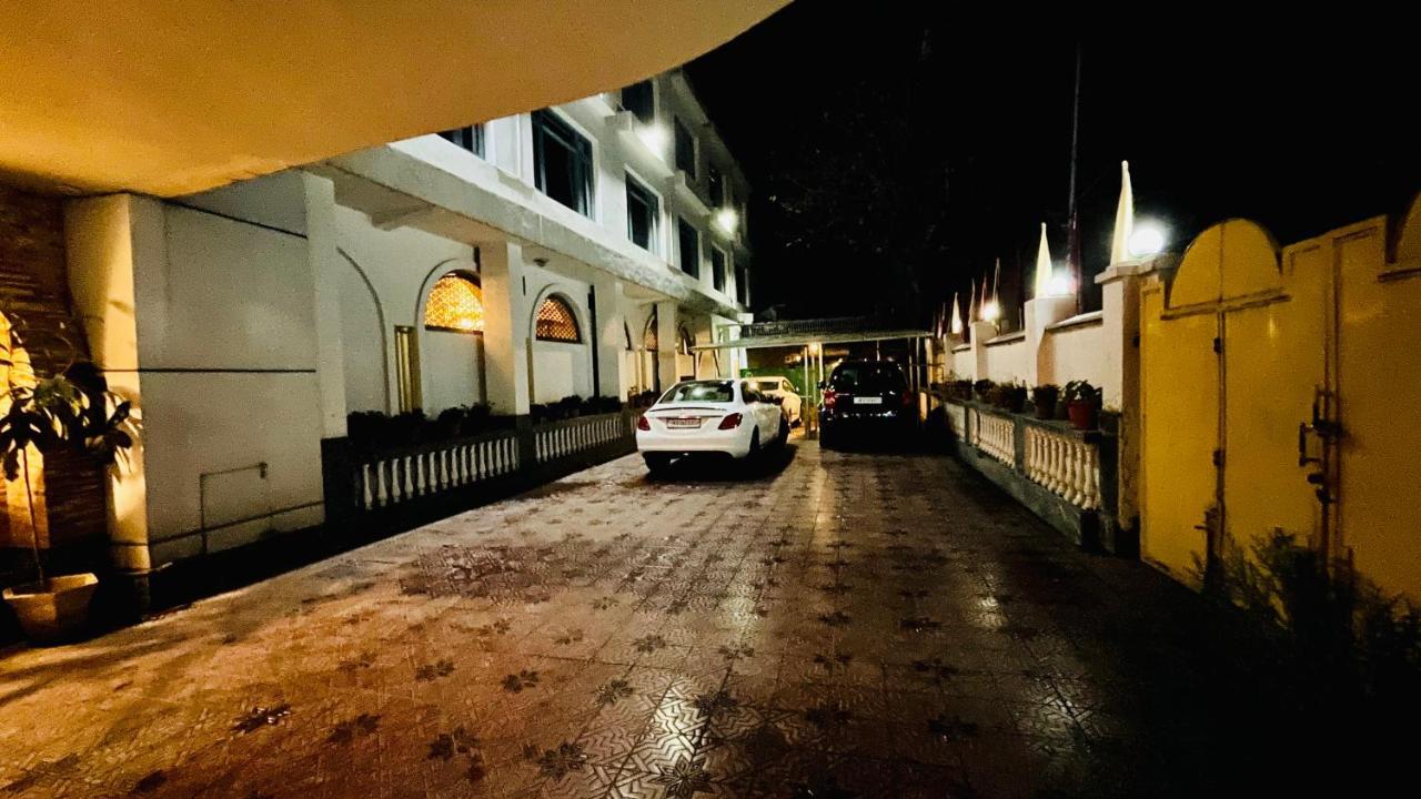 Hotel International Srinagar Екстериор снимка
