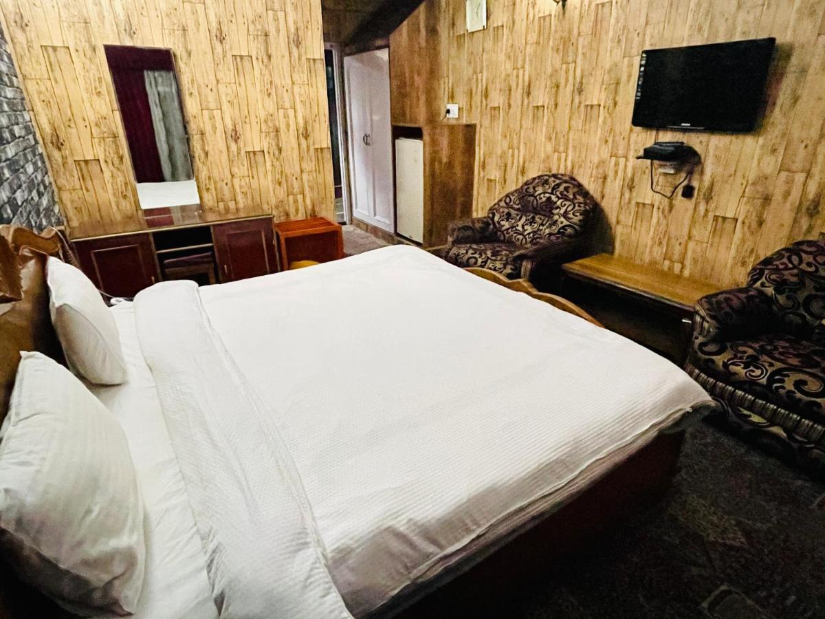 Hotel International Srinagar Екстериор снимка