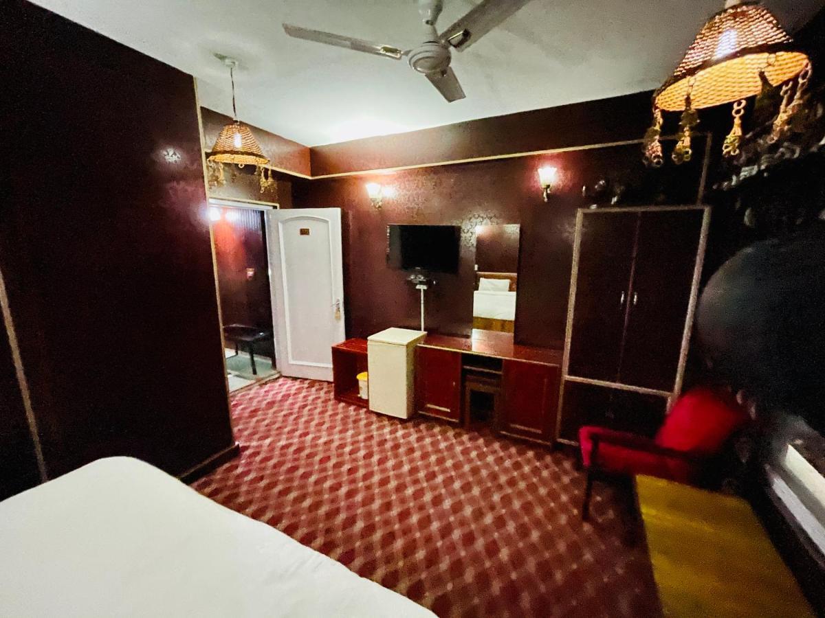 Hotel International Srinagar Екстериор снимка