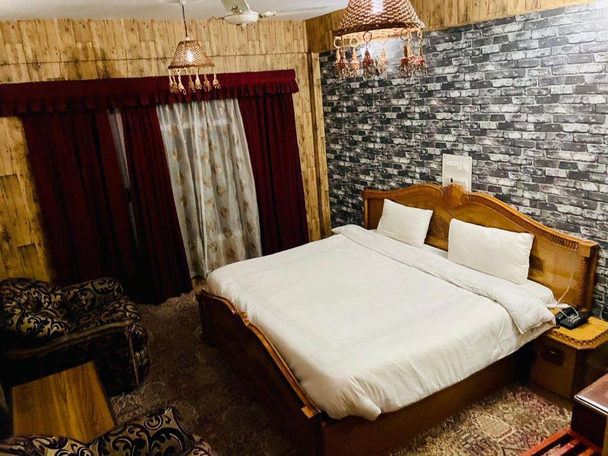 Hotel International Srinagar Екстериор снимка