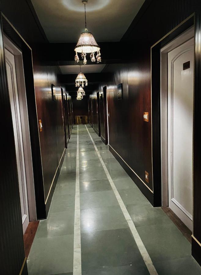 Hotel International Srinagar Екстериор снимка