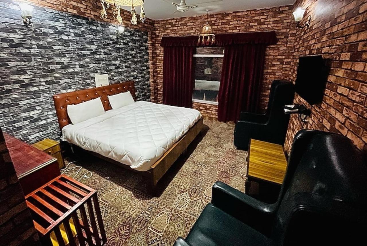 Hotel International Srinagar Екстериор снимка