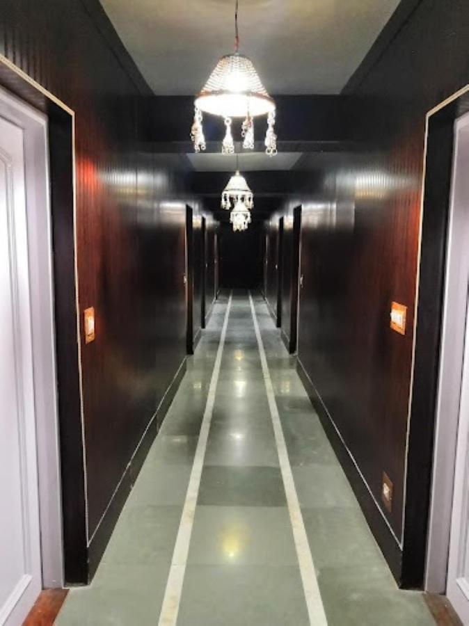 Hotel International Srinagar Екстериор снимка