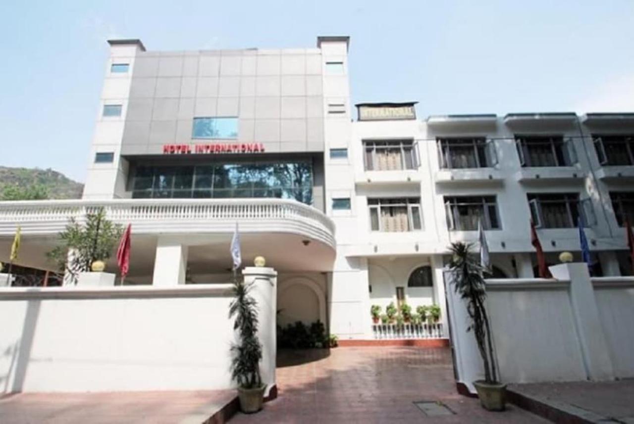 Hotel International Srinagar Екстериор снимка