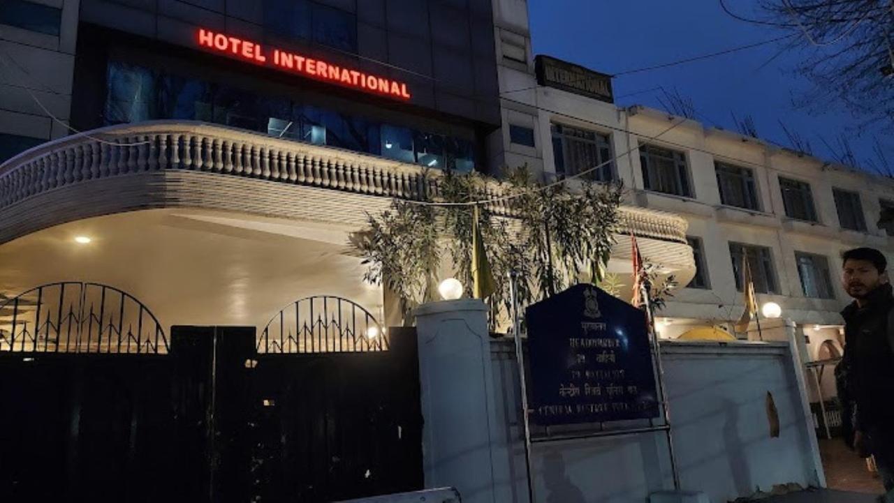 Hotel International Srinagar Екстериор снимка