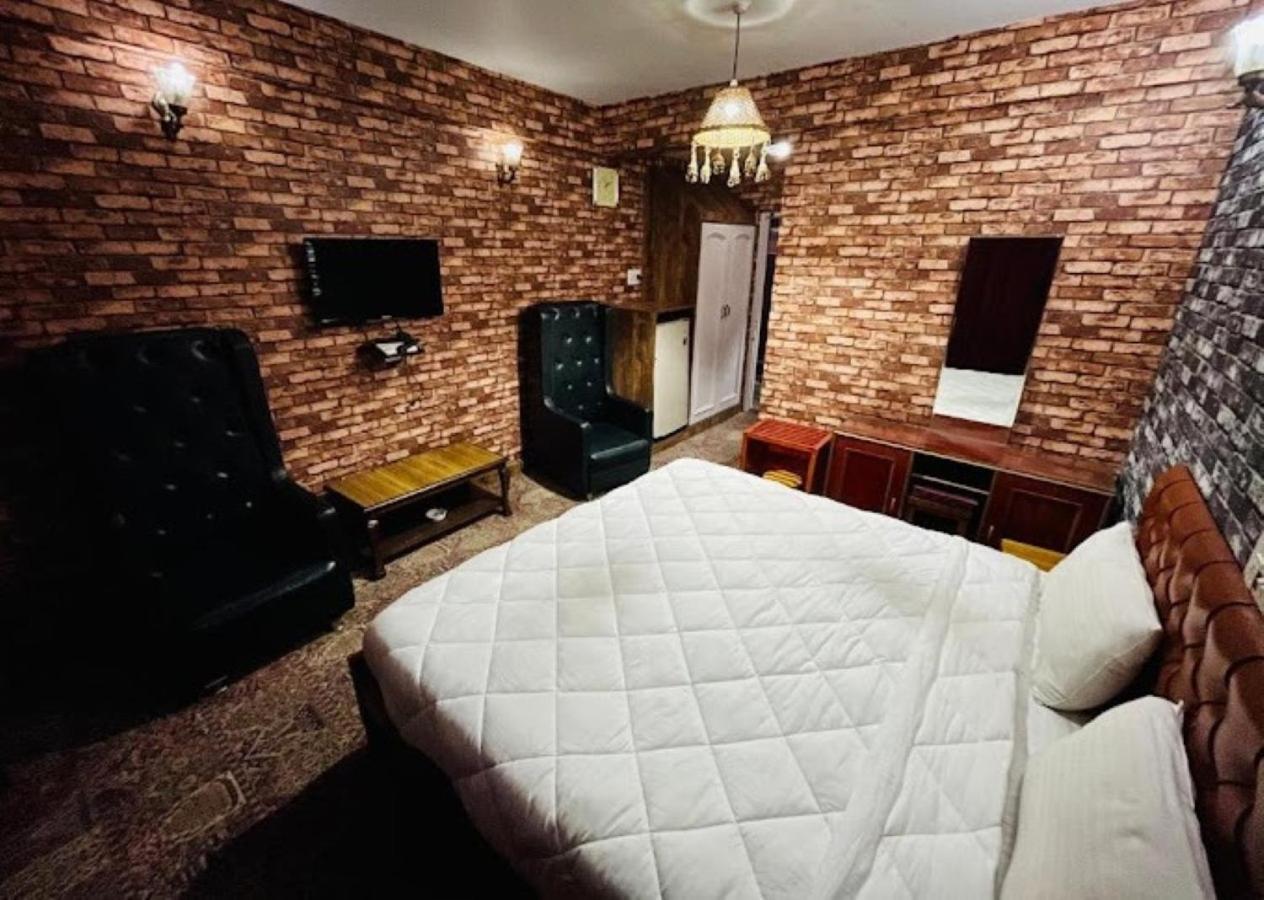 Hotel International Srinagar Екстериор снимка