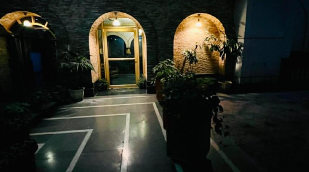 Hotel International Srinagar Екстериор снимка