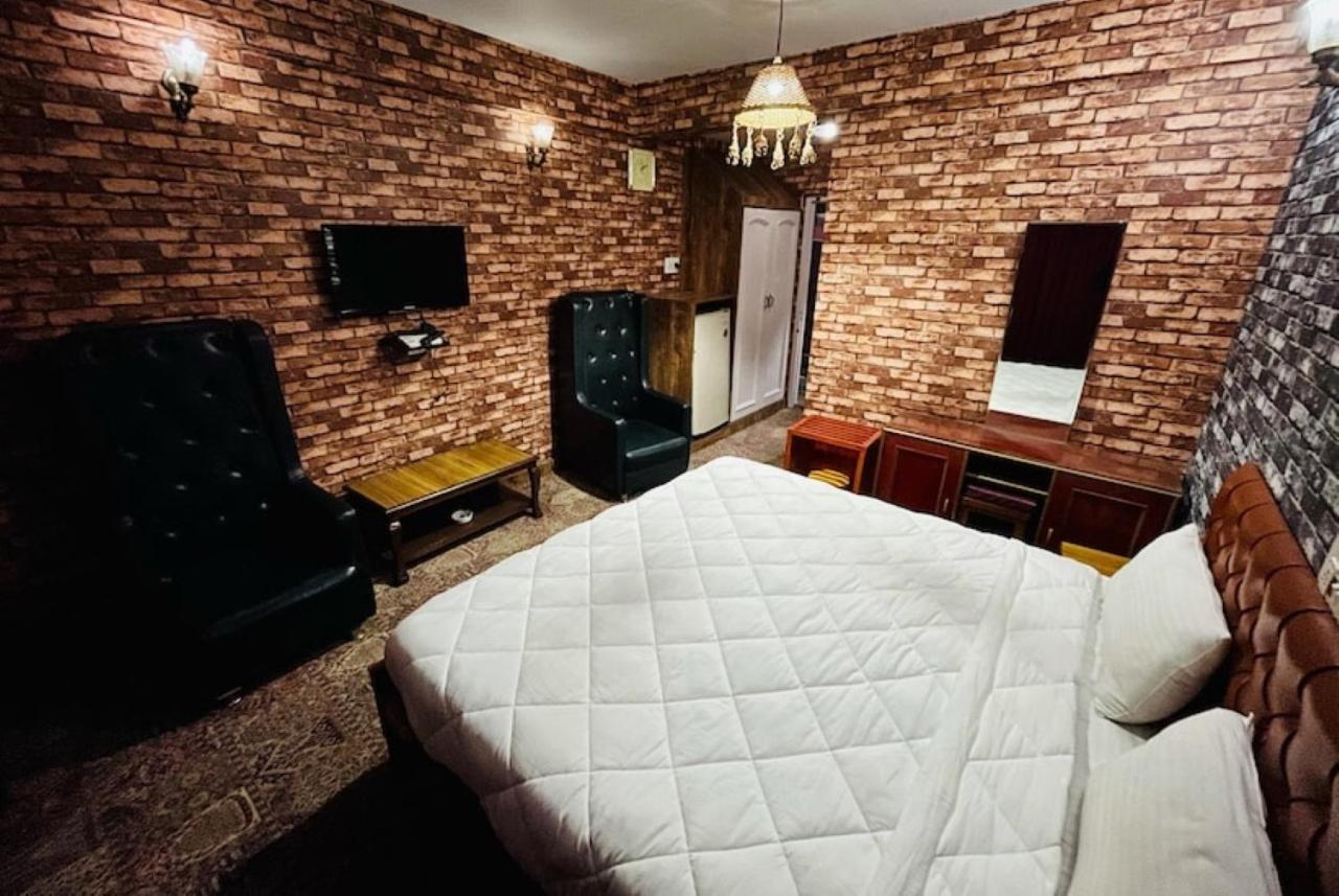 Hotel International Srinagar Екстериор снимка