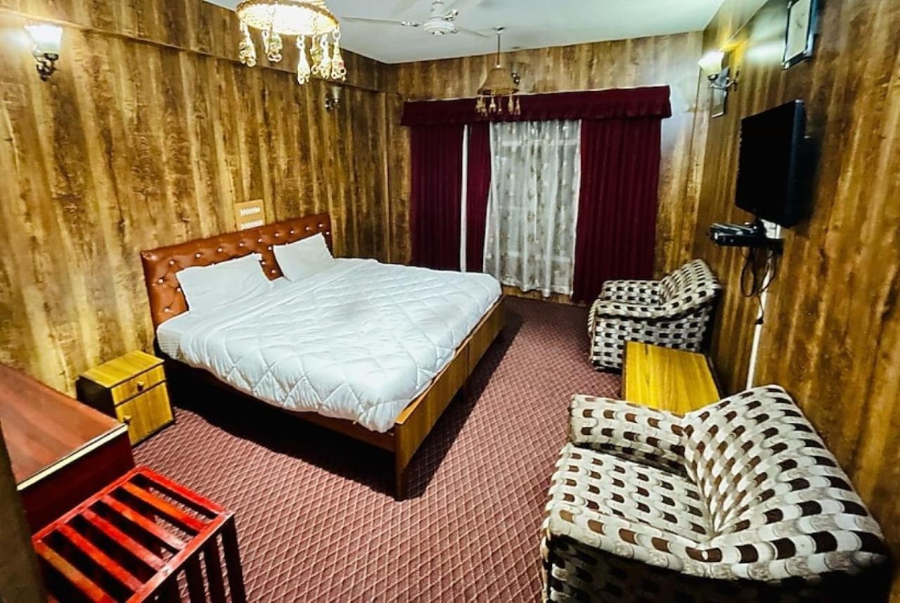 Hotel International Srinagar Екстериор снимка