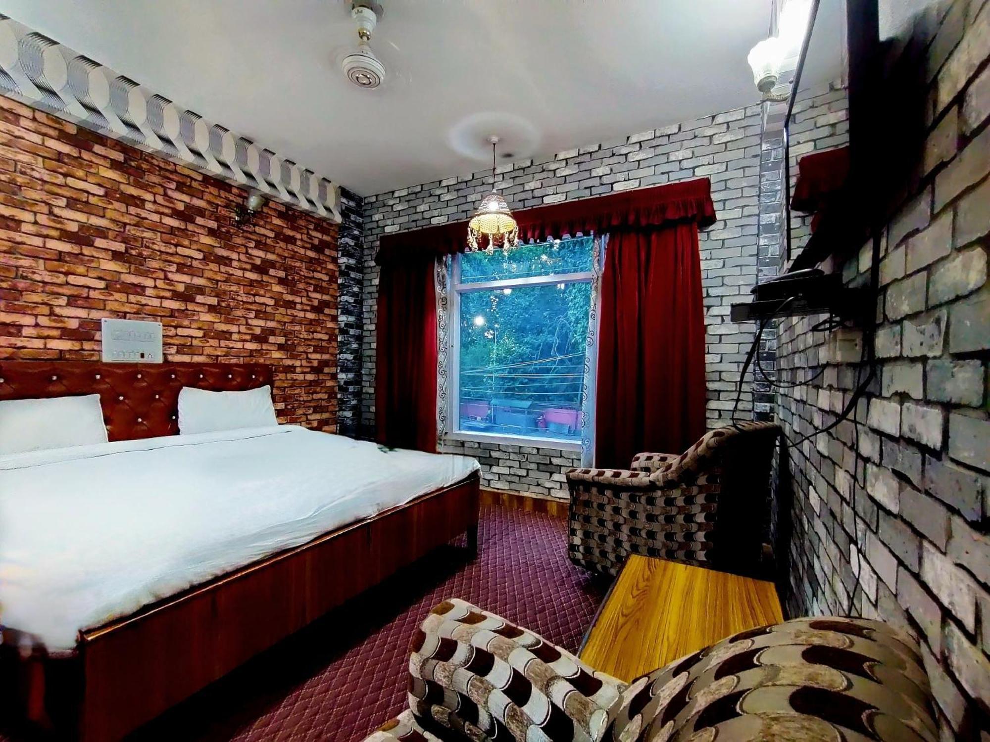 Hotel International Srinagar Екстериор снимка