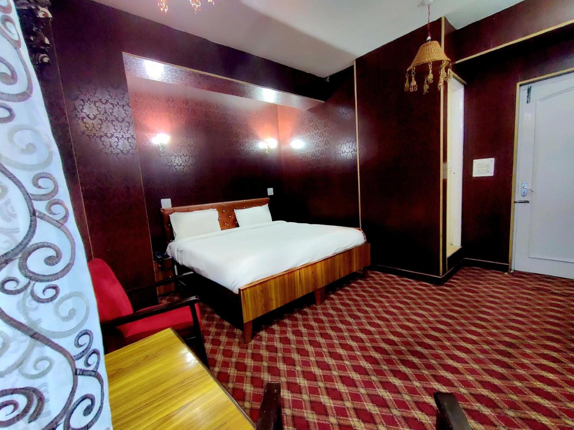 Hotel International Srinagar Екстериор снимка